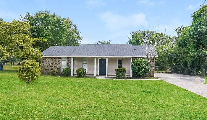 3 bed, 2.0 bath, 1308 sqft, $1,495 — Photo 1