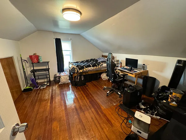 2nd Floor Bedroom 02