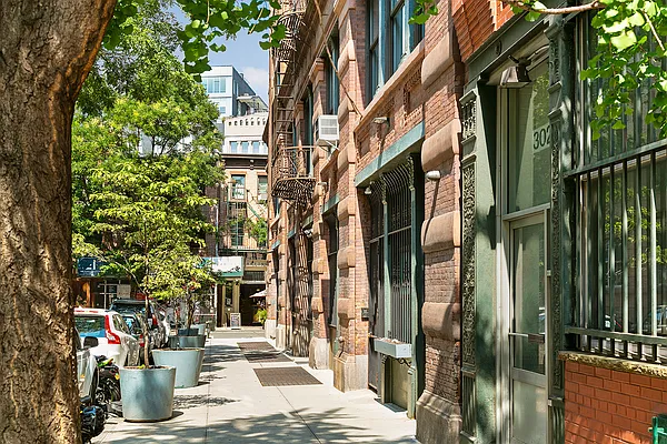 Sold by Compass | media 9