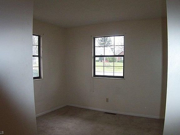 4th image of 1070 E 10th St