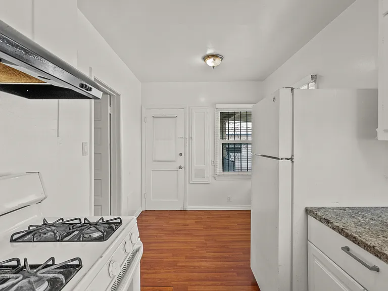 1322 S Van Ness Ave #4 — Photo 4