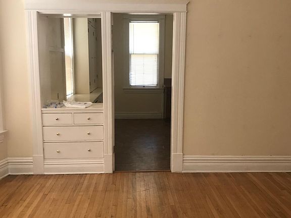 5th image of 213 W Washington Ave #213