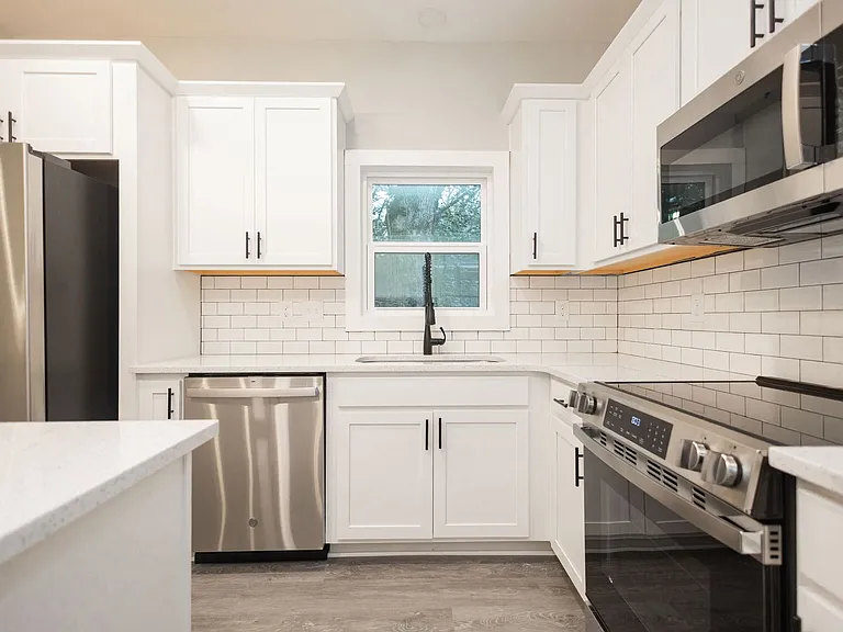824 W Broad St — Photo 16