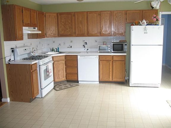 Eat-In Kitchen with lots of space