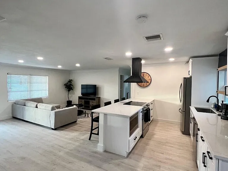 3663 NE Barbara Dr — Photo 4
