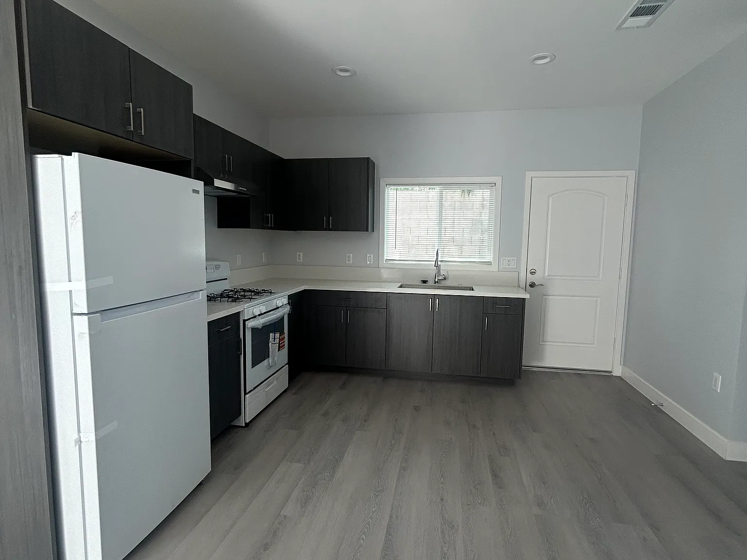 3 bed, 1000 sqft, $2,795 — Photo 3
