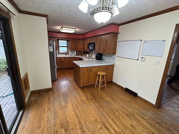 4th image of 810 Maplewood Ave