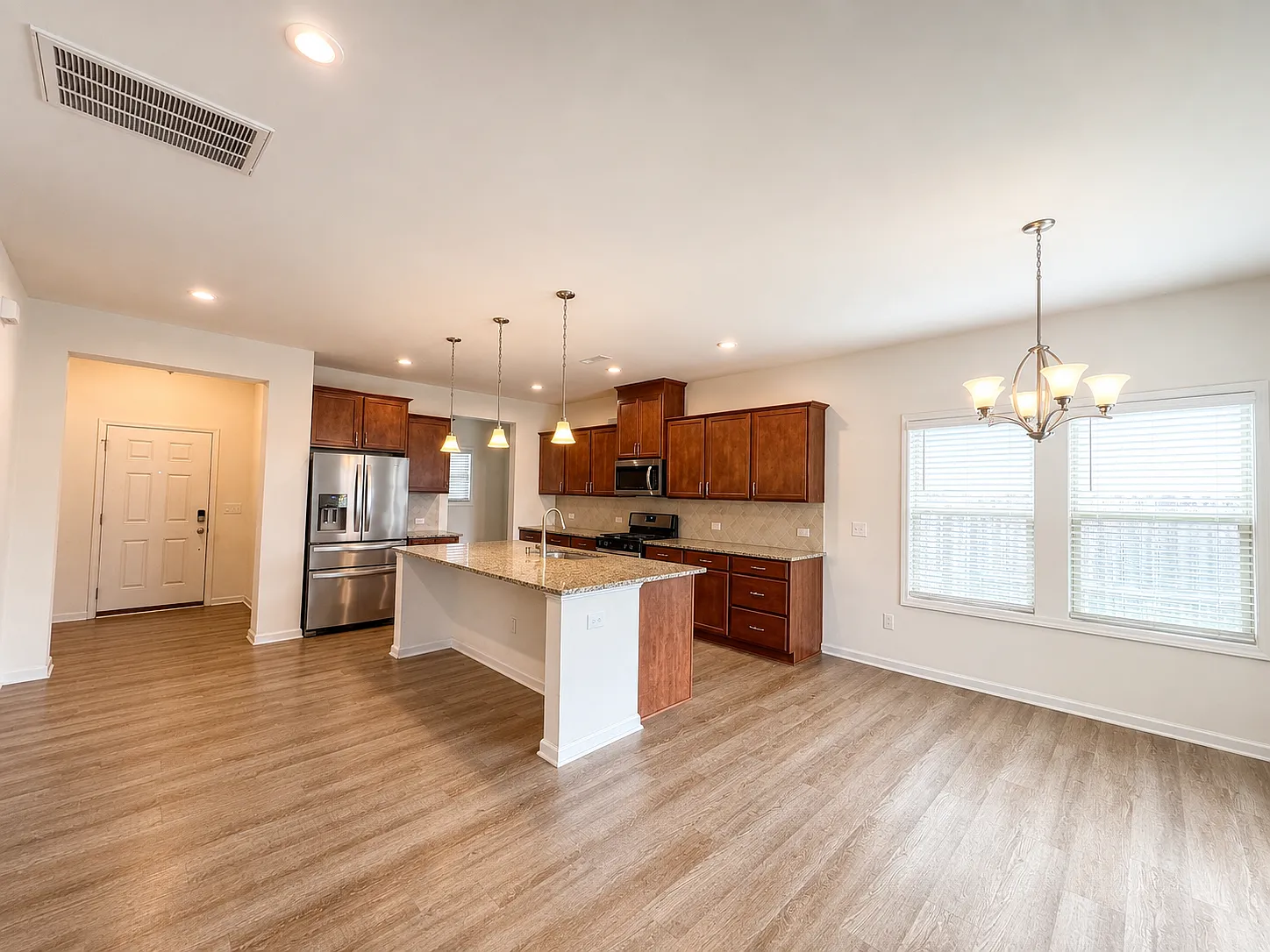 5 bed, 2592 sqft, $2,695 — Photo 3