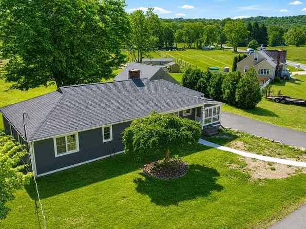 21 Center St, Granby, MA 01033