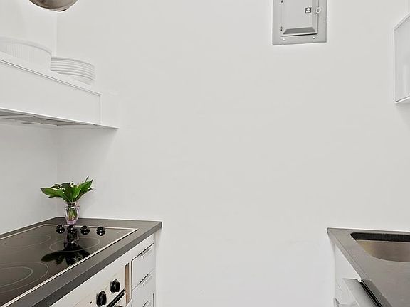 4th image of 24 5th Ave APT 1512A