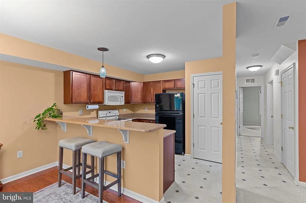 2 bed, 1970 sqft, $2,100 — Photo 3