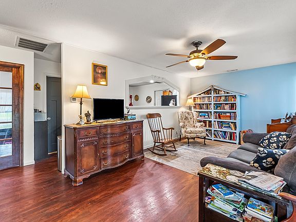 5th image of 627 Courtney Dr