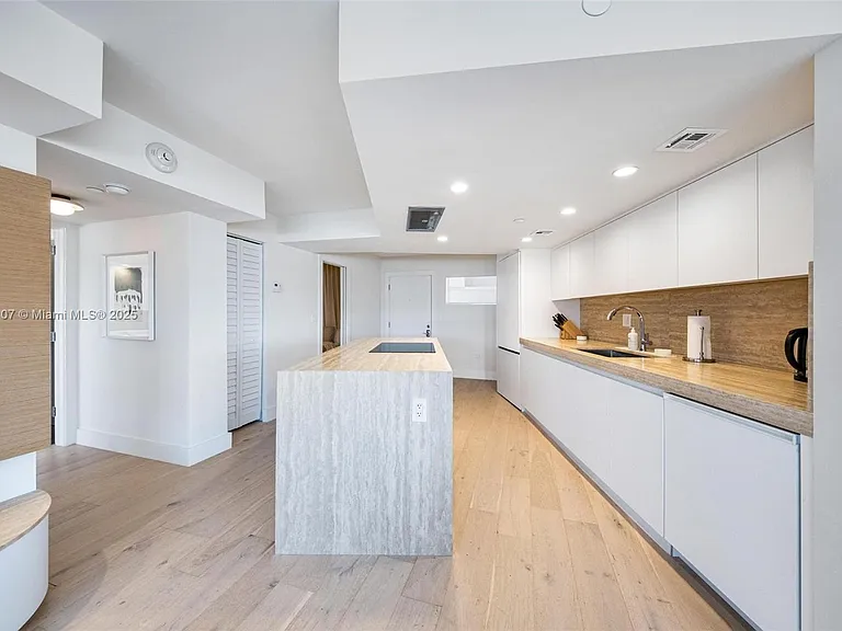 1881 Washington Ave #14F — Photo 1