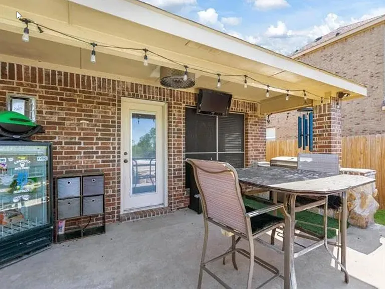 1052 Lufkin Ln — Photo 6