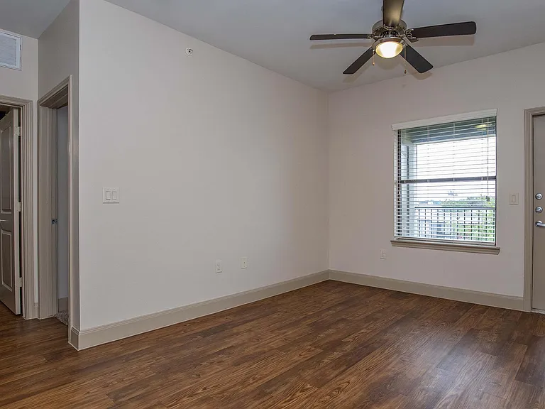 La Mariposa Apartments — Photo 8