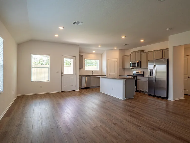 702 Silver Springs Bnd — Photo 28