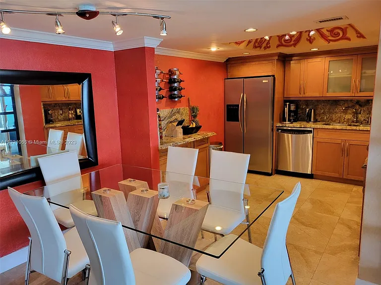 5151 Collins Ave #1036 — Photo 8
