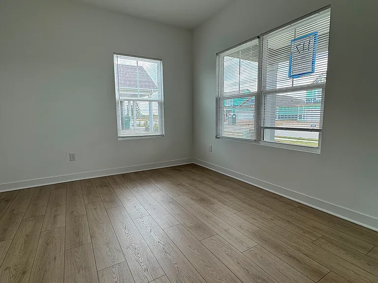 1577 Albatross St — Photo 9