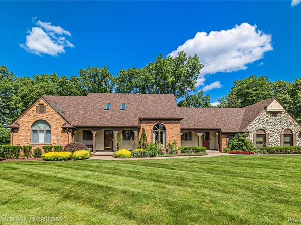 2525 Crofton Ct, Bloomfield Hills, MI 48304