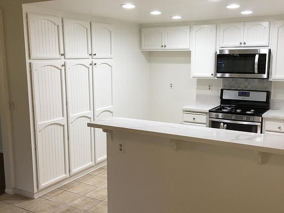 3rd image of 32 Ilex Dr