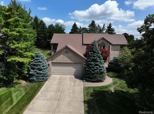 2070 Reagan Dr, Rochester Hills, MI 48309