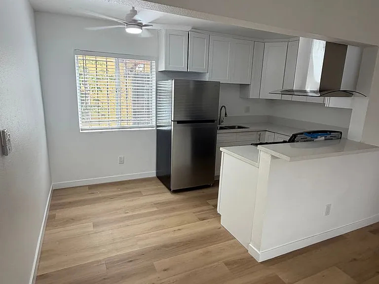 610 E Hyde Park Blvd — Photo 1