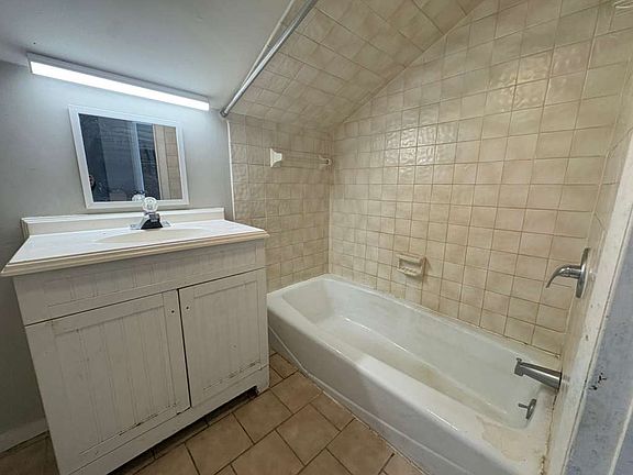 4th image of 857 Whalley Ave #33