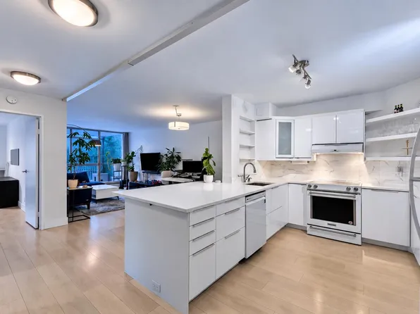 2024 Fullerton Ave #905, North Vancouver, BC V7P 3G4