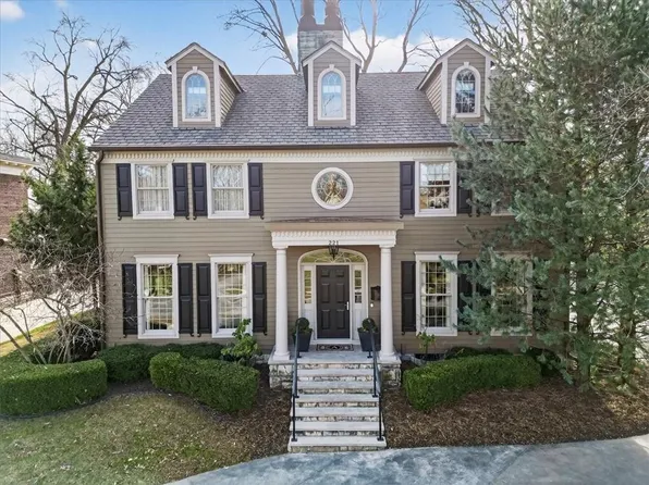 221 W 53rd Ter, Kansas City, MO 64112