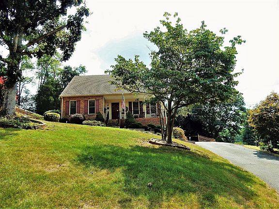 3rd image of 620 Custer Dr