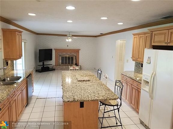 4th image of 10610 NW 41st St