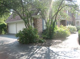 635 Stonehedge Rd, St Charles, IL 60174