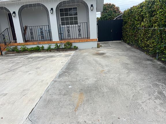 3rd image of 501 NW 32nd Pl