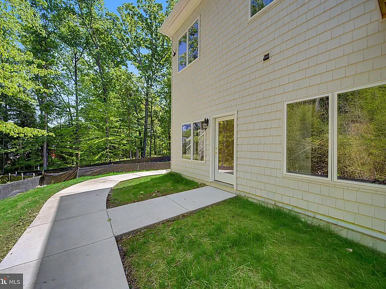 10205 Sorrel Ave — Photo 2