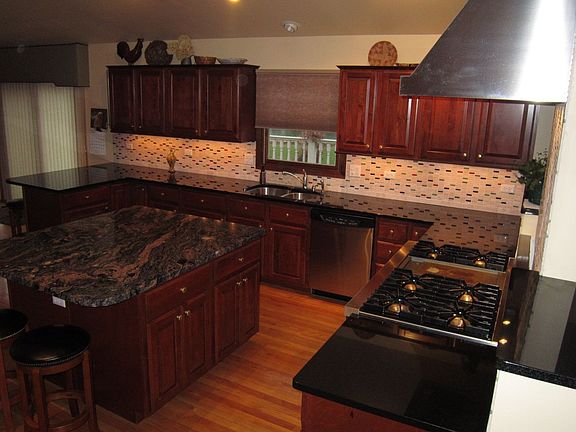 Cooks dream kitchen with granite and Viking range