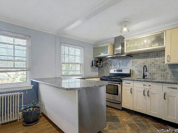 5th image of 190 Knickerbocker Rd APT 10