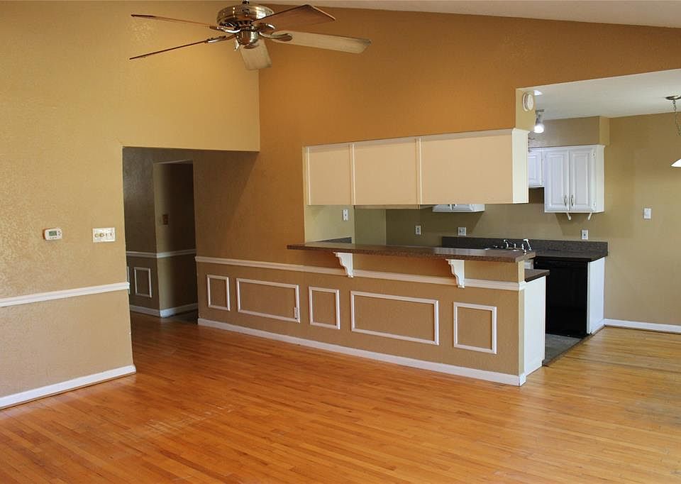 1st image of 2407 Arapaho Dr