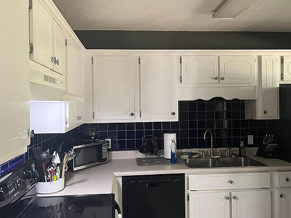4th image of 122 Four Oaks Ct