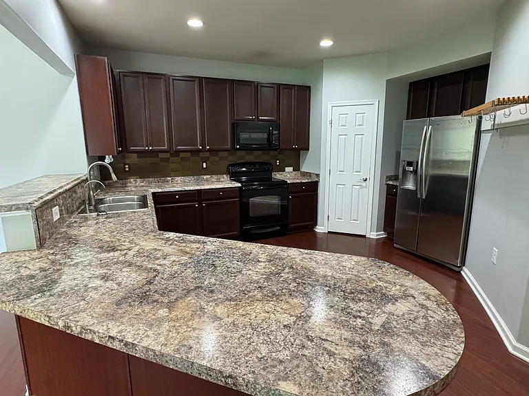 624 Leonard Ln — Photo 5