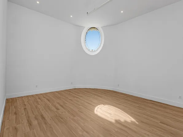 81 Willoughby Street image 2 of 9