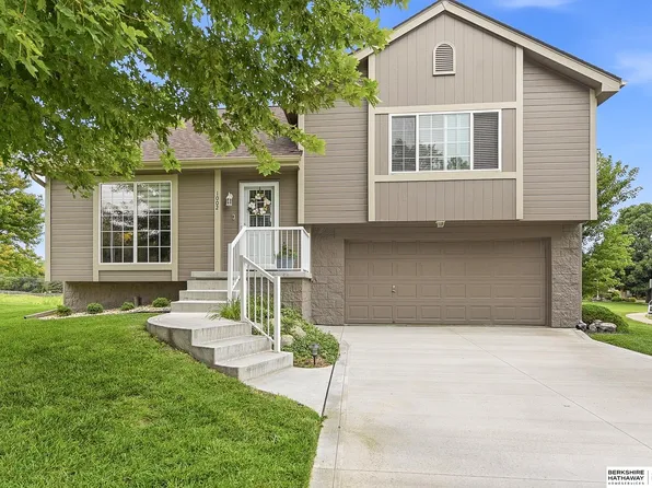 1002 Timberline Dr, Papillion, NE 68046