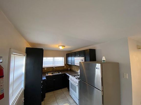 4th image of 4727 Edgewater Dr APT 2
