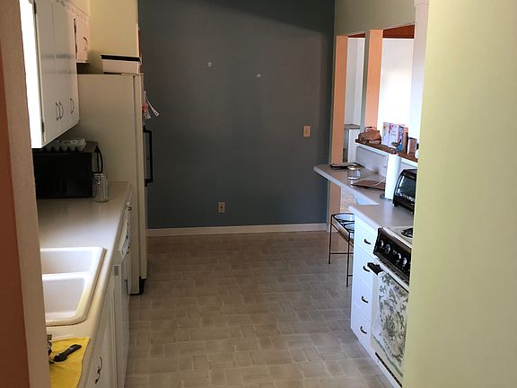 2nd image of 704 NW Amelia Dr