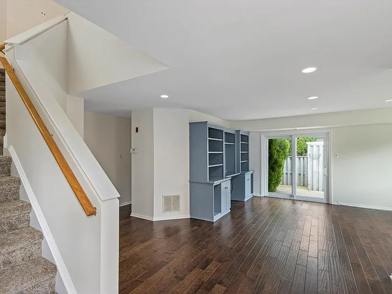 33 Hillcroft Way — Photo 2