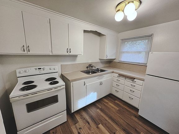 5th image of 4822 Yew Ln SW
