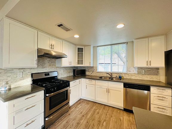 5th image of 824 N San Diego Ave