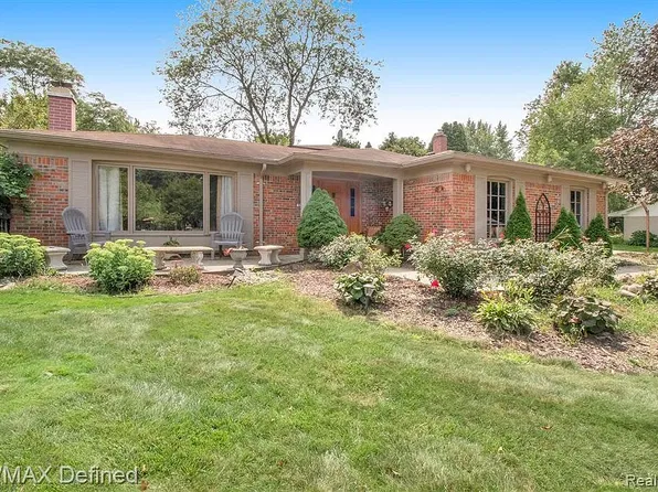 4302 Stonehenge Ct, Troy, MI 48098