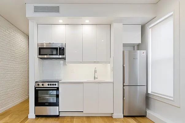 Rented by Veracity NYC LLC | media 19