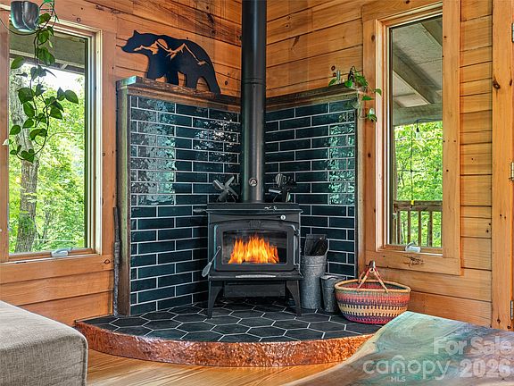 6th image of 520 Patricia Rd