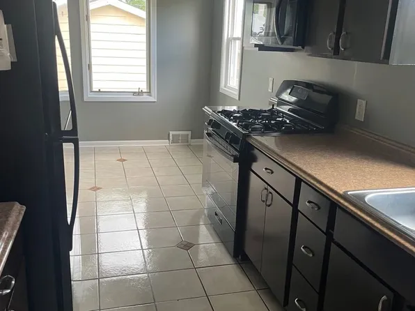 34 Elizabeth St, Country Club Hills, IL 60409